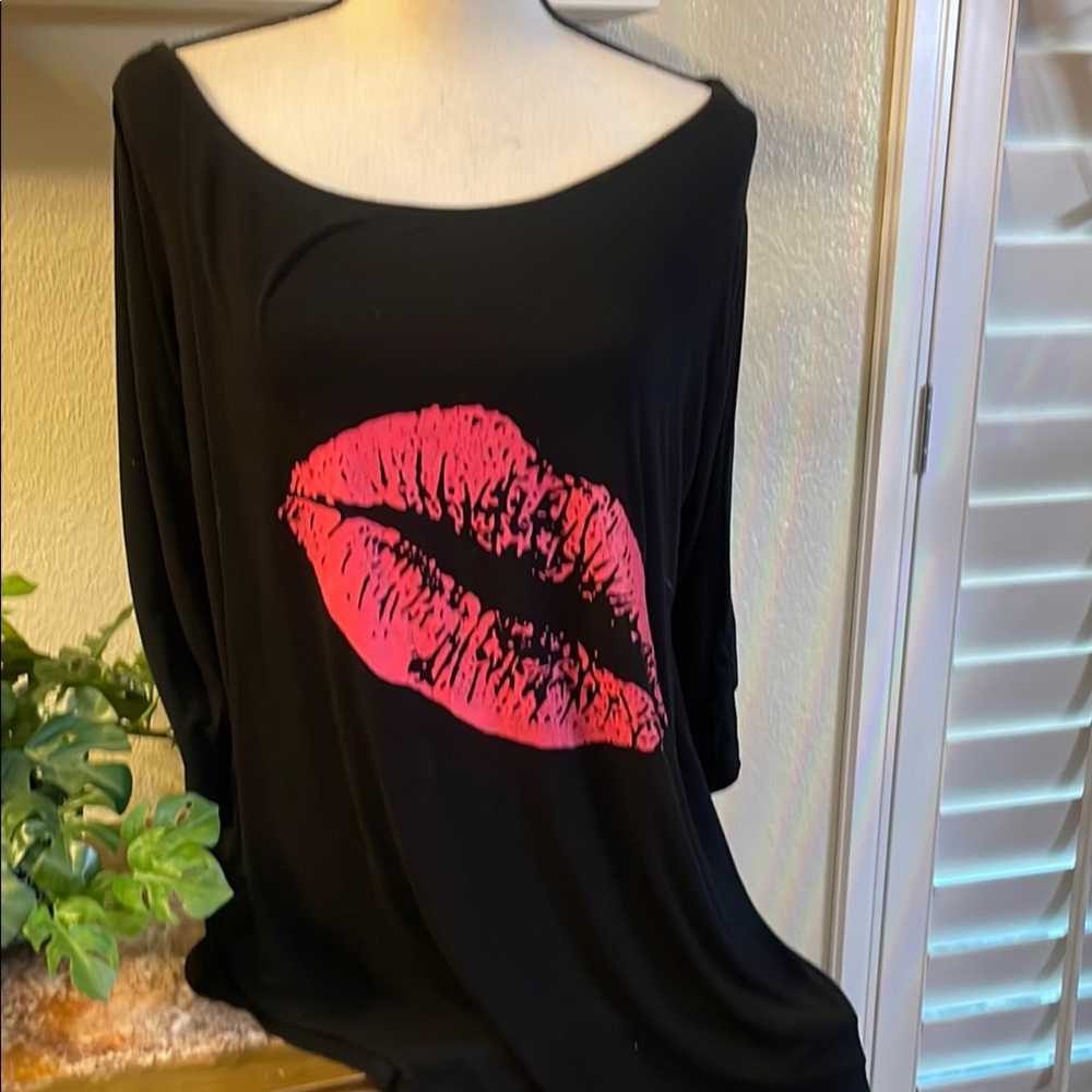 Black Top with Pink Lips Design, Size Large